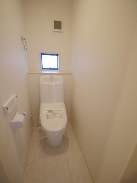 グラファーレ四街道市つくし座２丁目　３期全２棟２号棟のトイレ画像