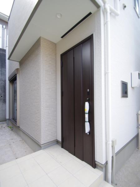グラファーレ四街道市つくし座２丁目　３期全２棟２号棟の玄関画像