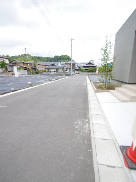 comZVillage東金市田間・全11区画・9号棟の前面道路含む現地写真画像