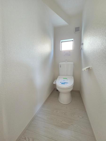 四街道市　栗山　３期　全２棟　２号棟のトイレ画像