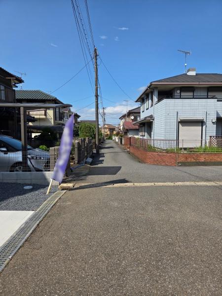 四街道市　栗山　３期　全２棟　２号棟の前面道路含む現地写真画像