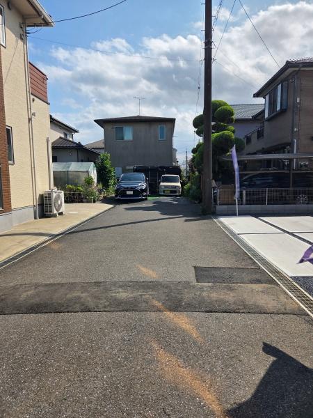 四街道市　栗山　３期　全２棟　２号棟の前面道路含む現地写真画像