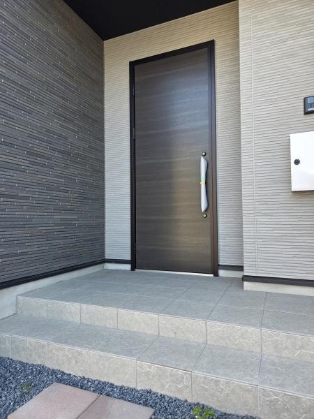 四街道市　栗山　３期　全２棟　２号棟の玄関画像