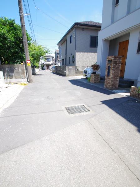 グラファーレ　四街道市　和良比　９期　２棟　２号棟の前面道路含む現地写真画像