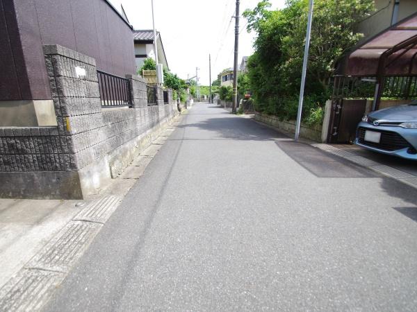 四街道市　さちが丘１丁目の前面道路含む現地写真画像