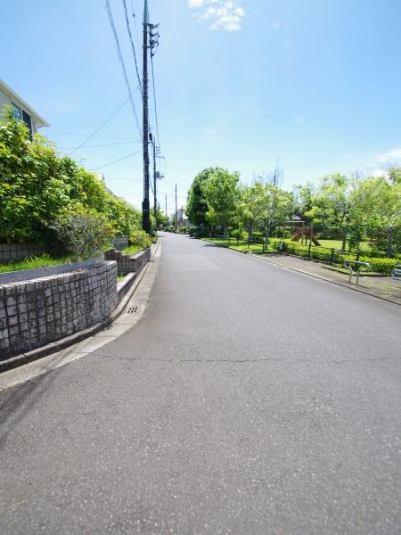 東金市　季美の森東１丁目の前面道路含む現地写真画像