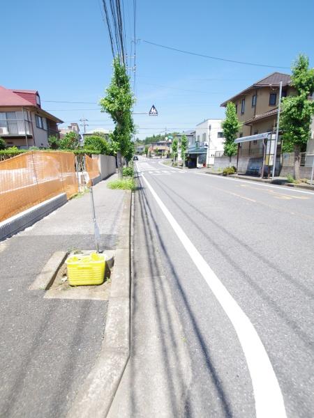 四街道市　旭ケ丘４丁目・３期・全２棟・１号棟の前面道路含む現地写真画像