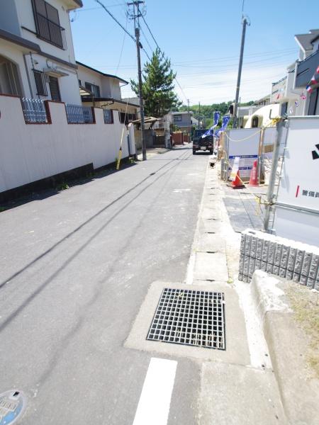 四街道市　旭ケ丘４丁目・３期・全２棟・２号棟の前面道路含む現地写真画像