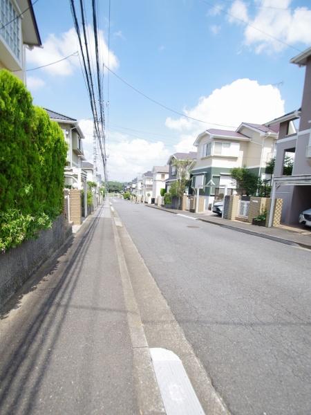 富里市　日吉台５丁目の前面道路含む現地写真画像
