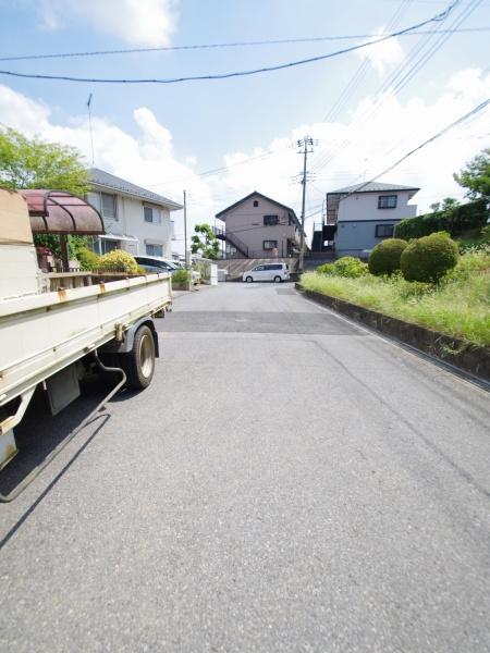 成田市　郷部　全２棟　Ｂ号棟の前面道路含む現地写真画像