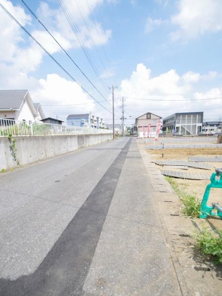 成田市　並木町　全７区画・Ｅ号棟の前面道路含む現地写真画像