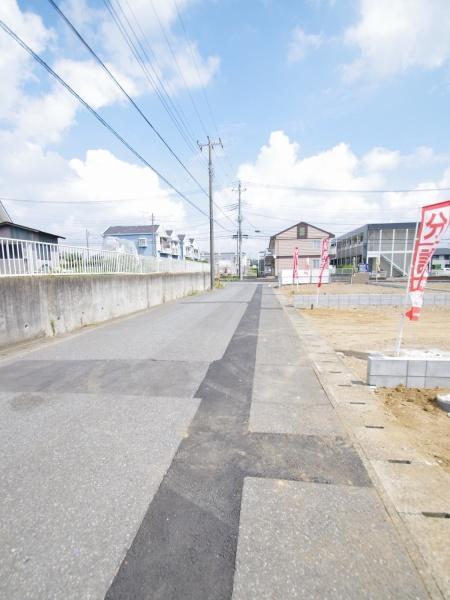 成田市　並木町　全７区画・Ｅ号棟の前面道路含む現地写真画像