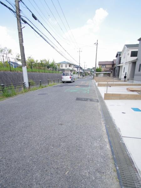 成田市　美郷台　全５棟　Ａ号棟の前面道路含む現地写真画像