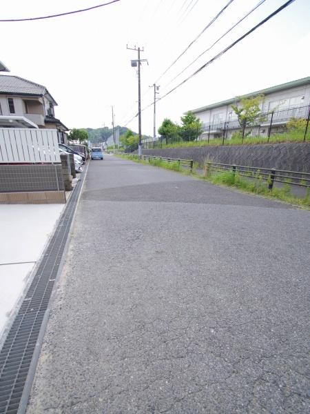 成田市　美郷台　全５棟　Ａ号棟の前面道路含む現地写真画像