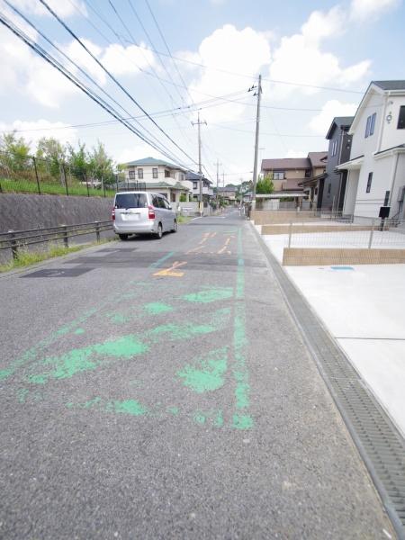 成田市　美郷台　全５棟　Ｂ号棟の前面道路含む現地写真画像