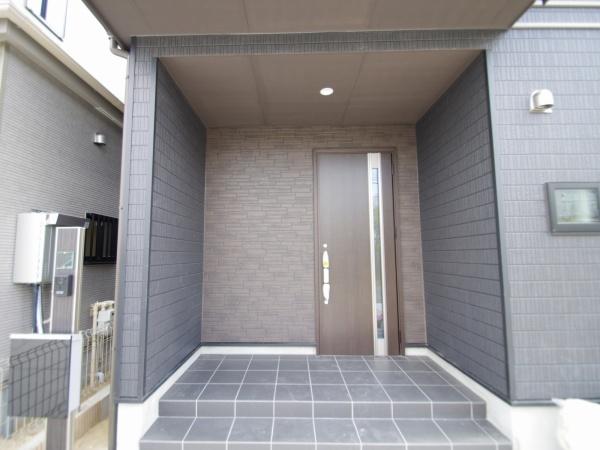 成田市　美郷台　全５棟　Ｂ号棟の玄関画像