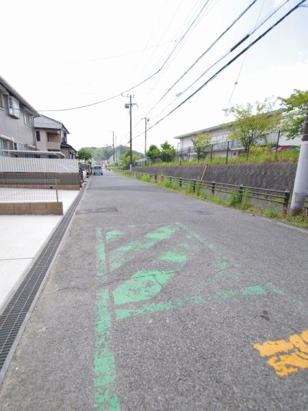 成田市　美郷台　全５棟　Ｃ号棟の前面道路含む現地写真画像