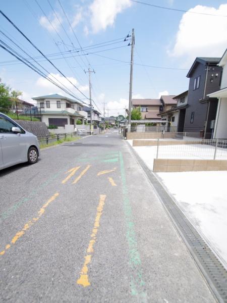 成田市　美郷台　全５棟　Ｃ号棟の前面道路含む現地写真画像