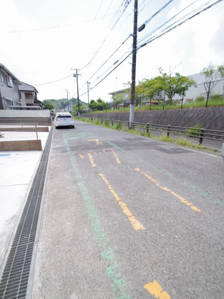 成田市　美郷台　全５棟　Ｅ号棟の前面道路含む現地写真画像