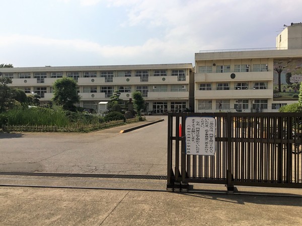 八街市　八街ほ　T区　５号棟の小学校画像