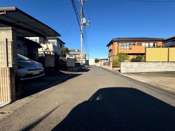 成田市　大袋（おおぶくろ）全３棟　A号棟の前面道路含む現地写真画像