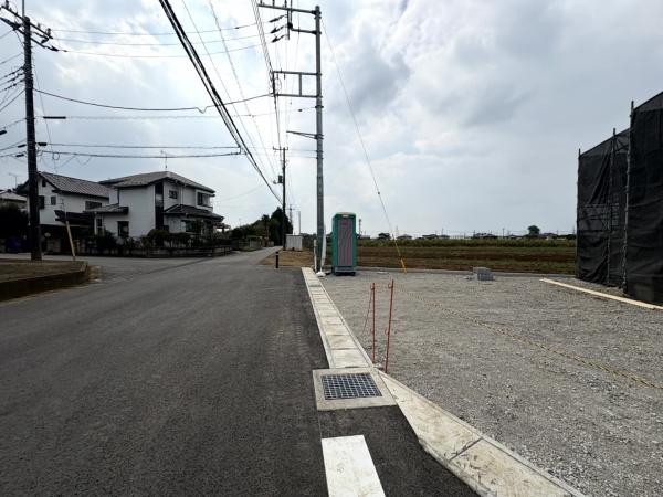 富里市　七栄　第３１　全１４棟　１号棟の前面道路含む現地写真画像