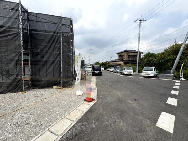 富里市　七栄　第３１　全１４棟　１号棟の前面道路含む現地写真画像