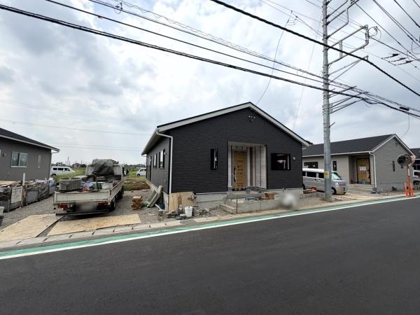 富里市　七栄　第３１　全１４棟　２１号棟の前面道路含む現地写真画像