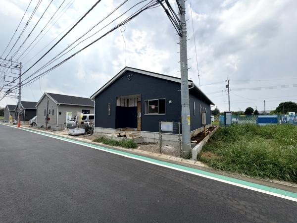 富里市　七栄　第３１　全１４棟　２３号棟の前面道路含む現地写真画像
