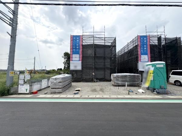 富里市　七栄　第３１　全１４棟　２７号棟の前面道路含む現地写真画像