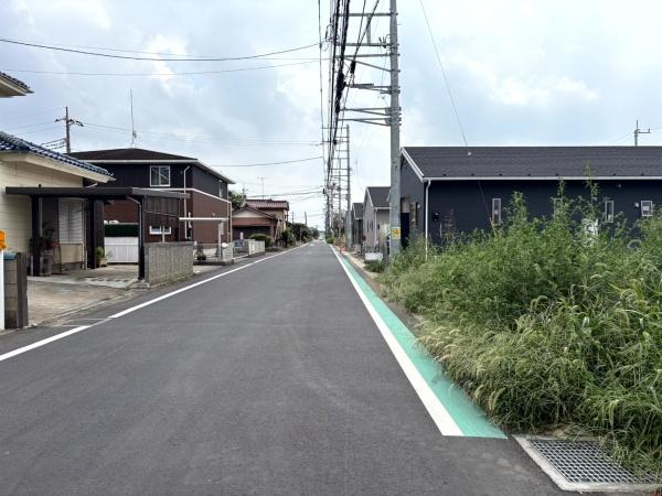 富里市　七栄　第３１　全１４棟　２７号棟の前面道路含む現地写真画像