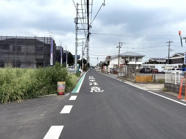 富里市　七栄　第３１　全１４棟　２８号棟の前面道路含む現地写真画像