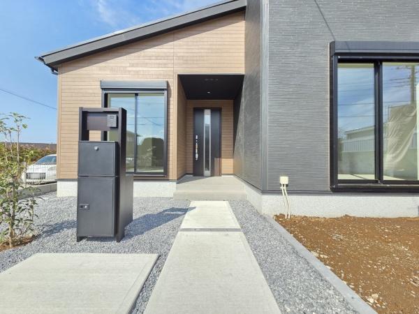 リナージュ　八街市八街に01期　全１棟　１号棟の玄関画像