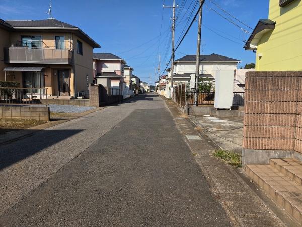 八街市八街はの中古一戸建の前面道路含む現地写真画像