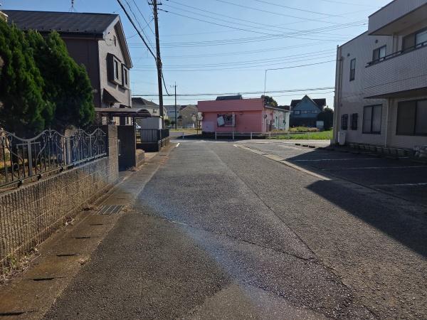 八街市八街はの中古一戸建の前面道路含む現地写真画像