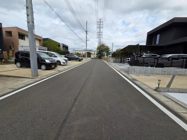 ザ・ドリームフィールド成田75(富里市七栄)1号棟の前面道路含む現地写真画像