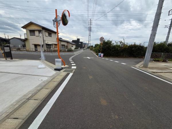 ザ・ドリームフィールド成田75(富里市七栄)4号棟の前面道路含む現地写真画像