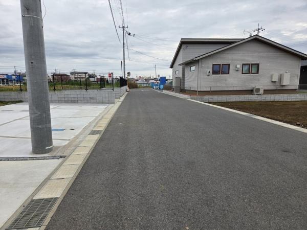 ザ・ドリームフィールド成田75(富里市七栄)6号棟の前面道路含む現地写真画像