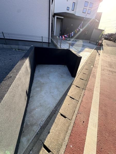 グラファーレ　富里市　御料　全９棟　３号棟の前面道路含む現地写真画像