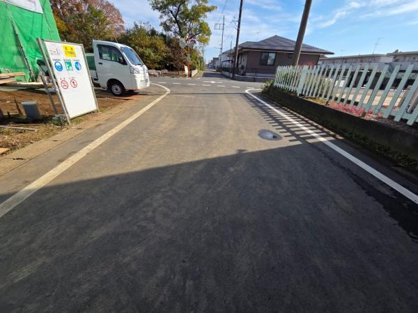 グラファーレ　富里市　御料　全９棟　８号棟の前面道路含む現地写真画像
