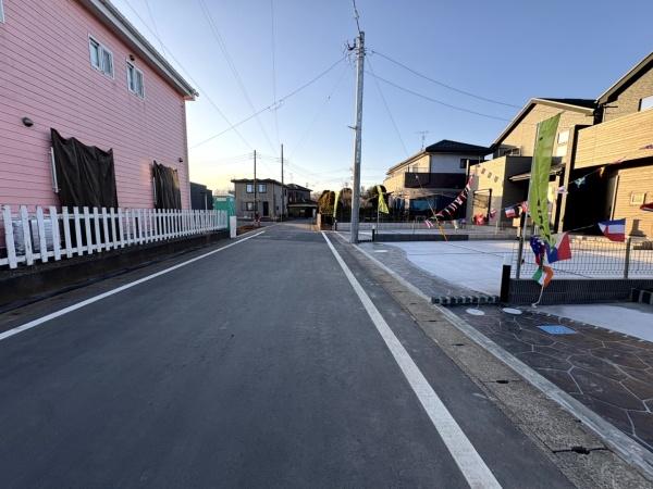 グラファーレ　富里市　御料　全９棟　９号棟の前面道路含む現地写真画像
