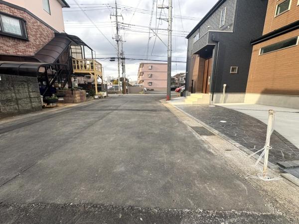 グラファーレ 佐倉市 石川3期 全4棟 3号棟の前面道路含む現地写真画像