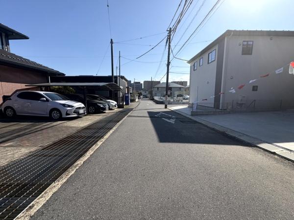 佐倉市　鏑木町（カブラギマチ）１期　全２棟　１号棟の前面道路含む現地写真画像