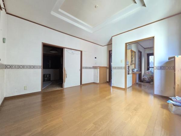 八街市勢田の中古一戸建のリビング画像