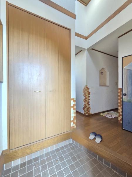 八街市勢田の中古一戸建の玄関画像