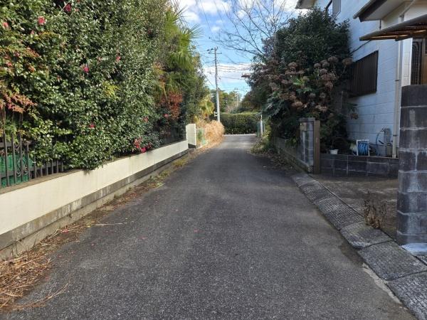大網白里市 富田(おおあみしらさとし とみだ)の前面道路含む現地写真画像