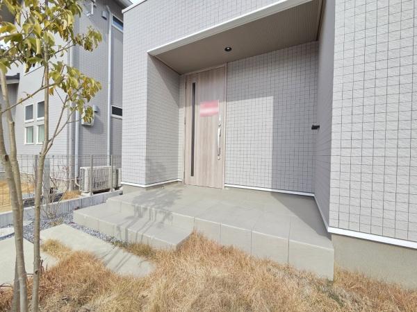 成田市　並木町　全３区画　１号棟の玄関画像