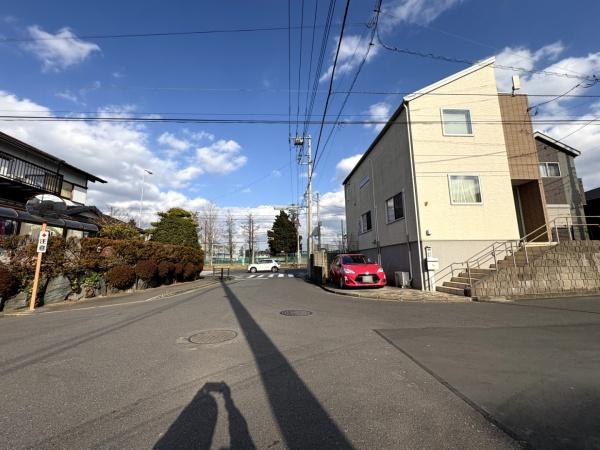 リガーレ　成田市　加良部　２期　全２棟　１号棟の前面道路含む現地写真画像