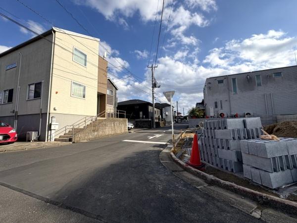 リガーレ　成田市　加良部　２期　全２棟　１号棟の前面道路含む現地写真画像