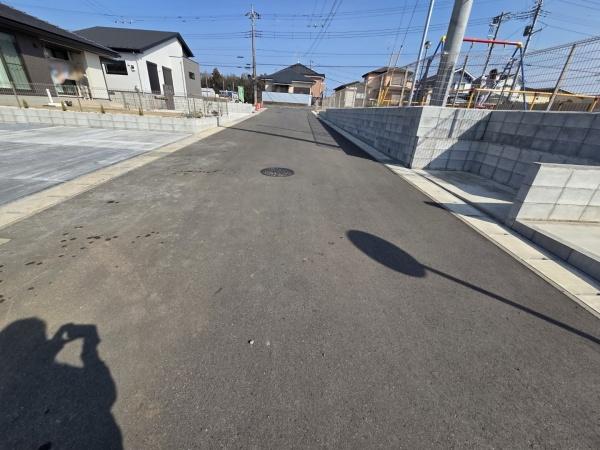 富里市　御料　１期　全３棟　１号棟の前面道路含む現地写真画像